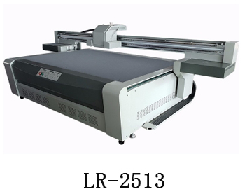 LR-2513通常我們也稱為萬能打印機，他是根據(jù)國際標(biāo)準(zhǔn)尺寸而來，加上這種uv機器不收材質(zhì)約束，差不多什么都可以打印，通常我們也稱之為萬能打印機